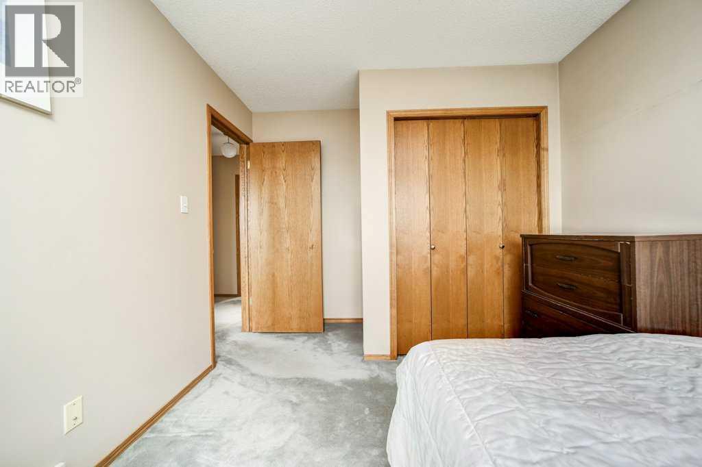 Photo 25 of 3 Edgewood Crescent W, Lethbridge AB