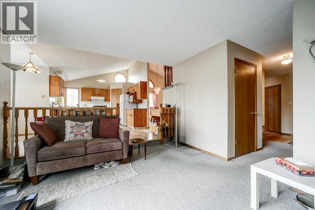 Photo 13 of 3 Edgewood Crescent W, Lethbridge AB