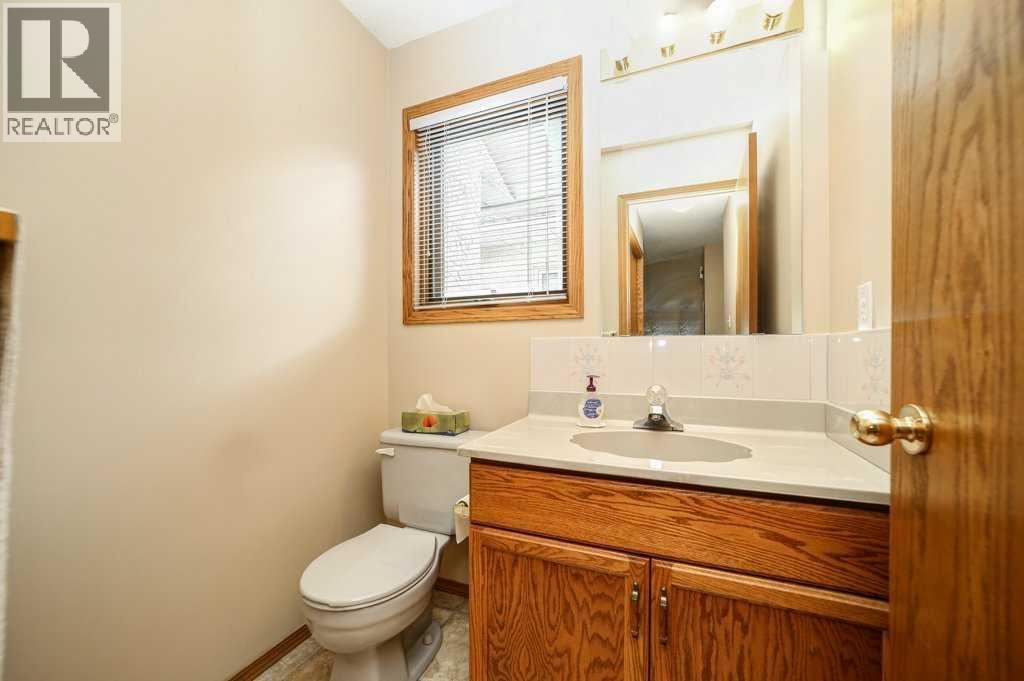 Photo 16 of 3 Edgewood Crescent W, Lethbridge AB