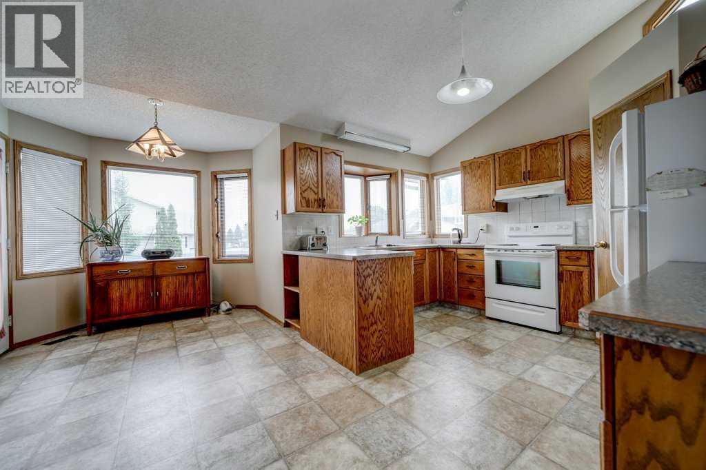 Photo 9 of 3 Edgewood Crescent W, Lethbridge AB