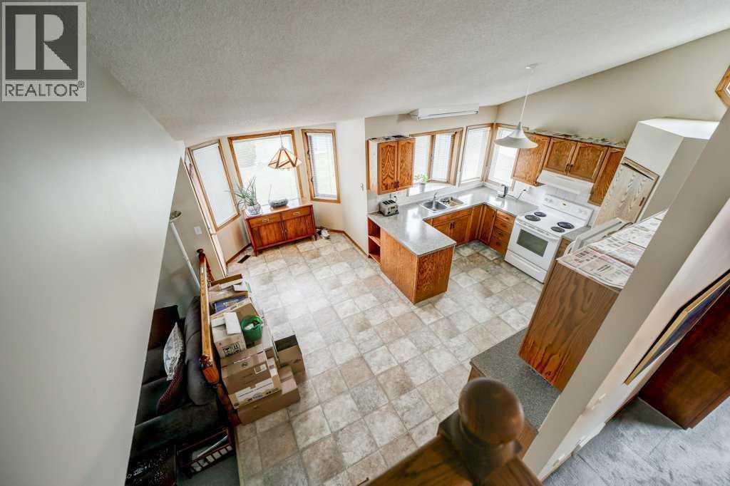 Photo 18 of 3 Edgewood Crescent W, Lethbridge AB