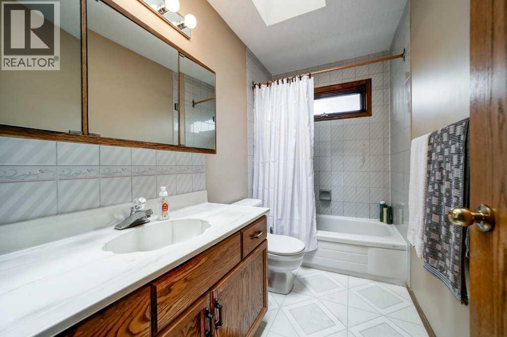 Photo 23 of 3 Edgewood Crescent W, Lethbridge AB