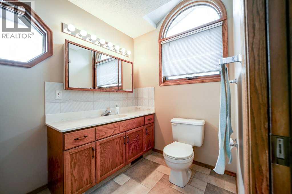Photo 21 of 3 Edgewood Crescent W, Lethbridge AB