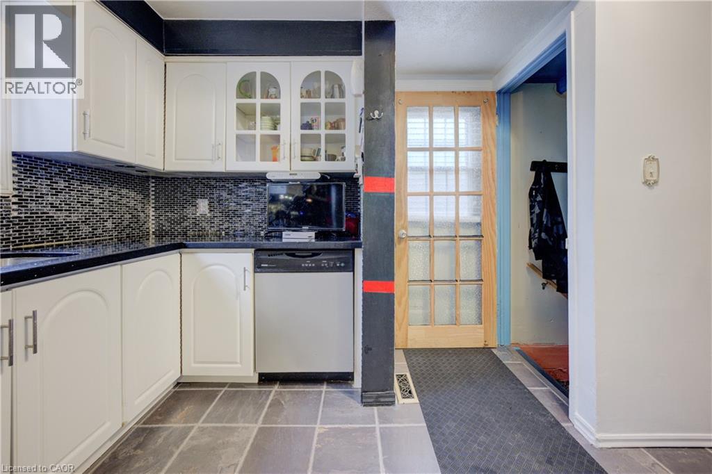 Photo 9 of 82 Timberlane Crescent, Kitchener ON