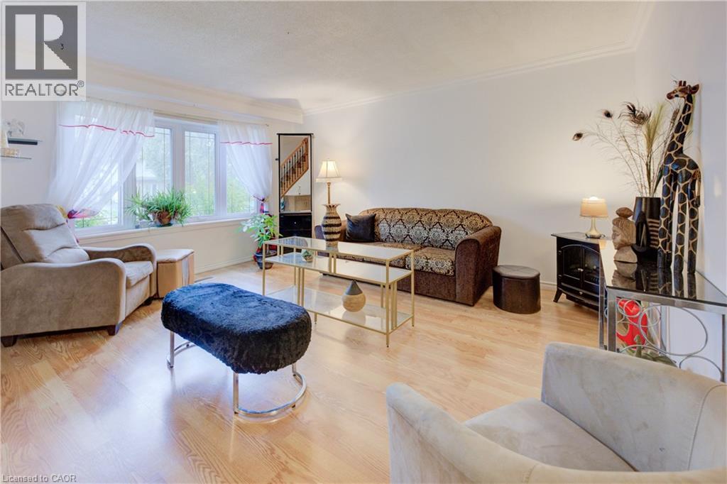 Photo 3 of 82 Timberlane Crescent, Kitchener ON