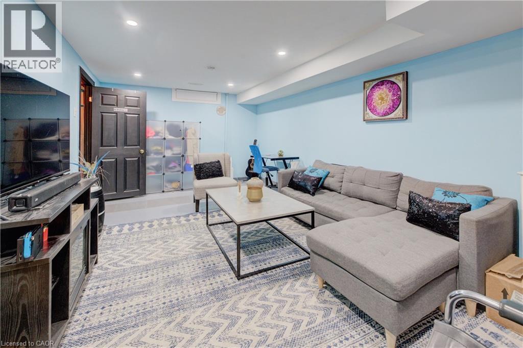 Photo 24 of 82 Timberlane Crescent, Kitchener ON