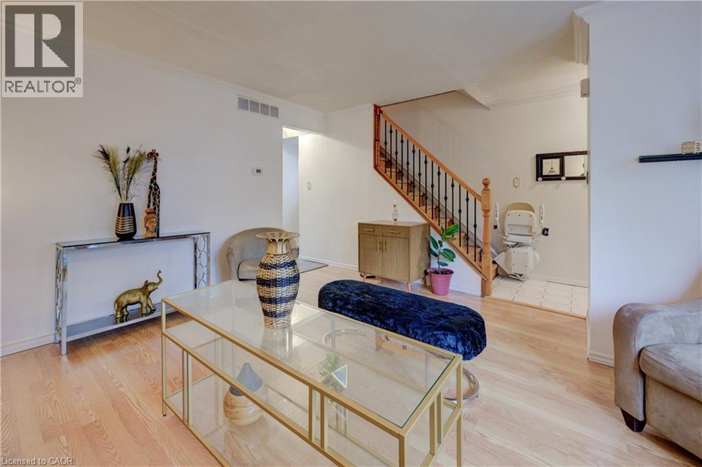 Photo 5 of 82 Timberlane Crescent, Kitchener ON