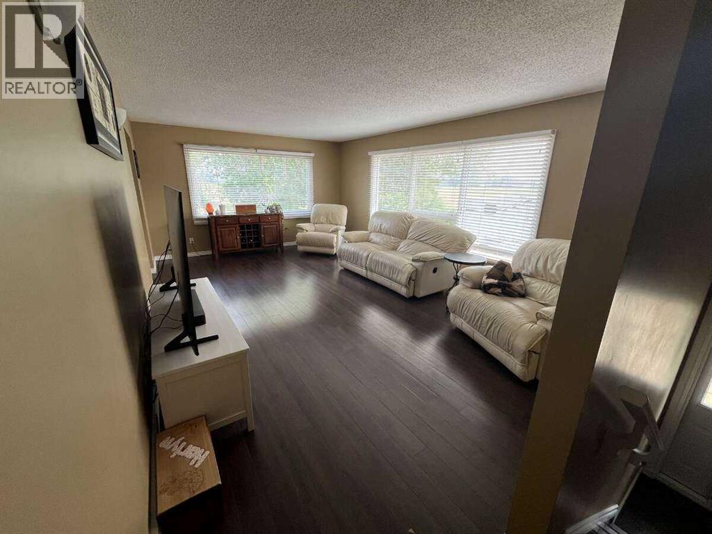 Photo 10 of 5226 52 Street, Daysland AB