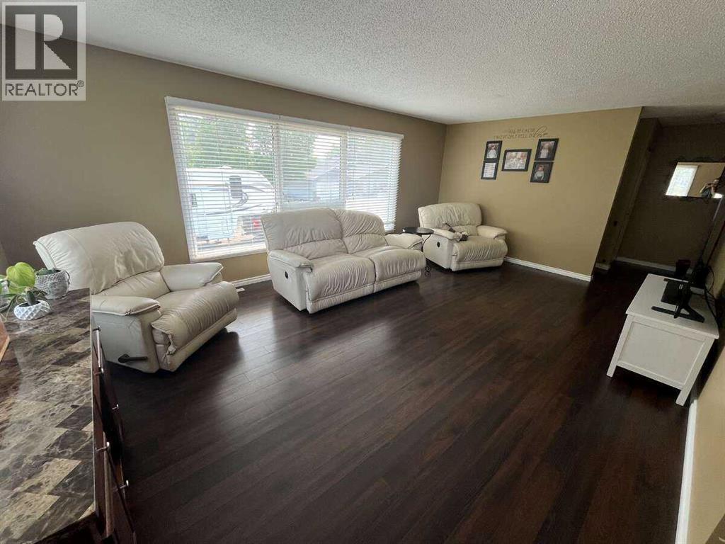 Photo 9 of 5226 52 Street, Daysland AB