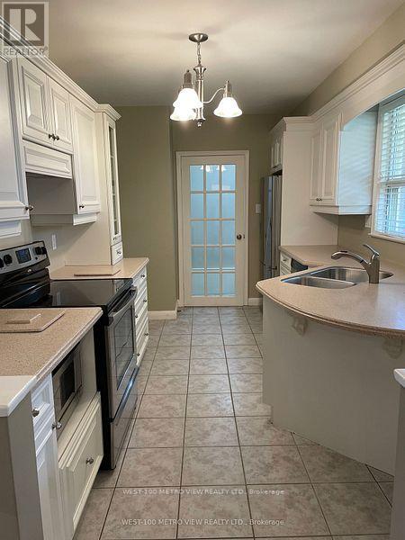 Photo 3 of 48 North Forster Park Drive, Oakville ON