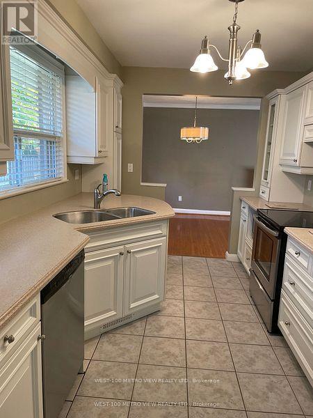 Photo 4 of 48 North Forster Park Drive, Oakville ON