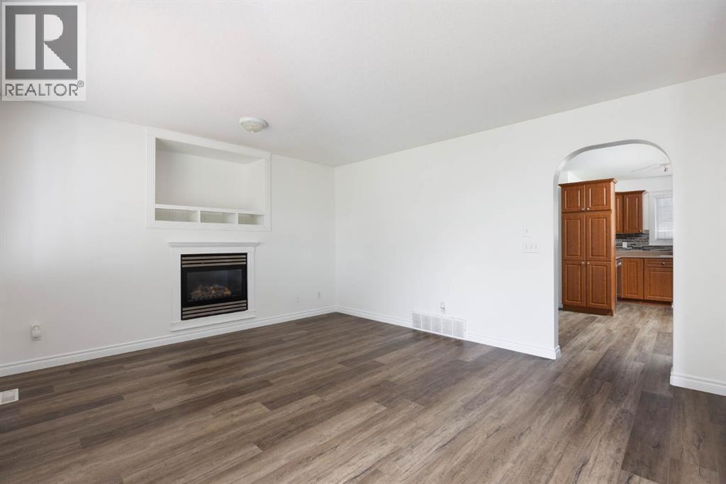 Photo 5 of 206 Smallwood Street, Fort Mcmurray AB