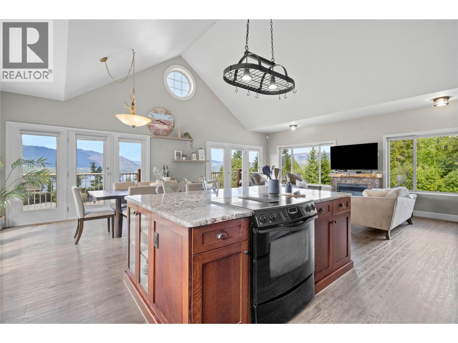Photo 10 of 3240 Roncastle Road, Blind Bay BC