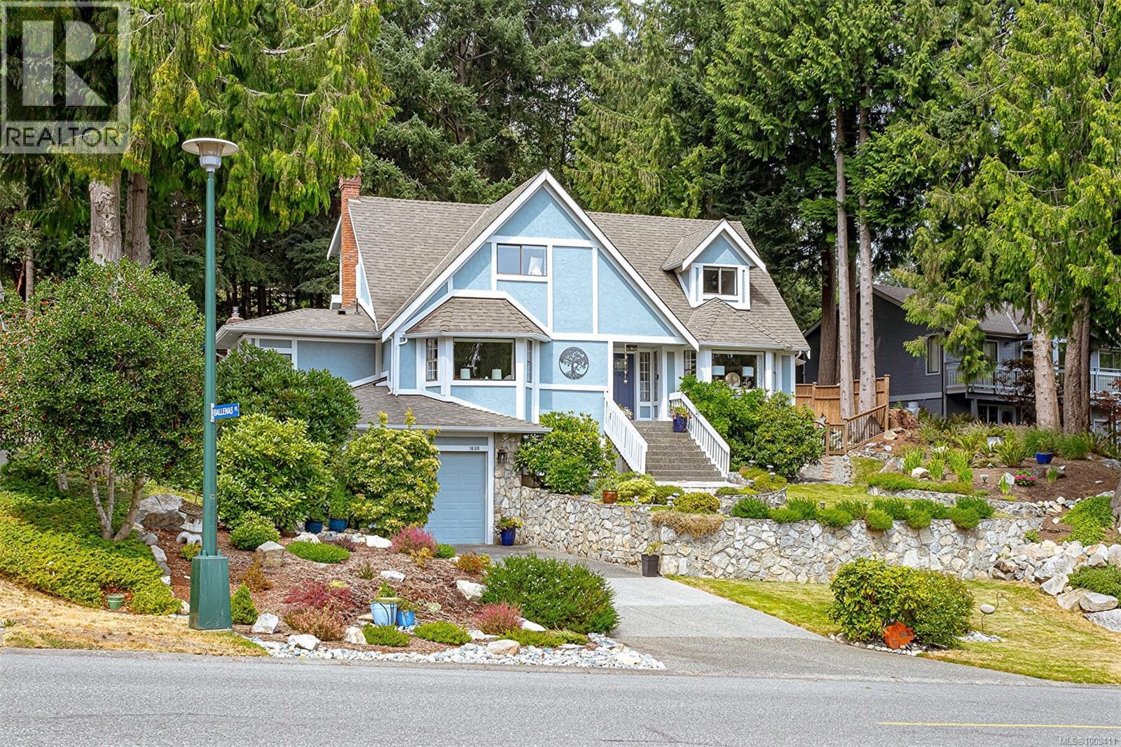 1680 Barrett Dr, North Saanich