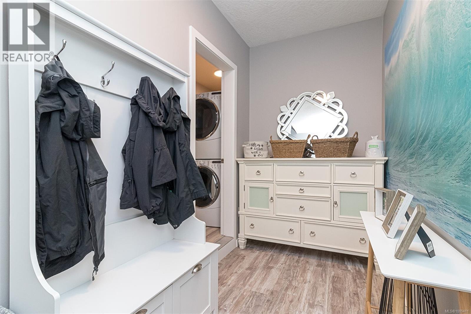 1680 Barrett Dr, North Saanich