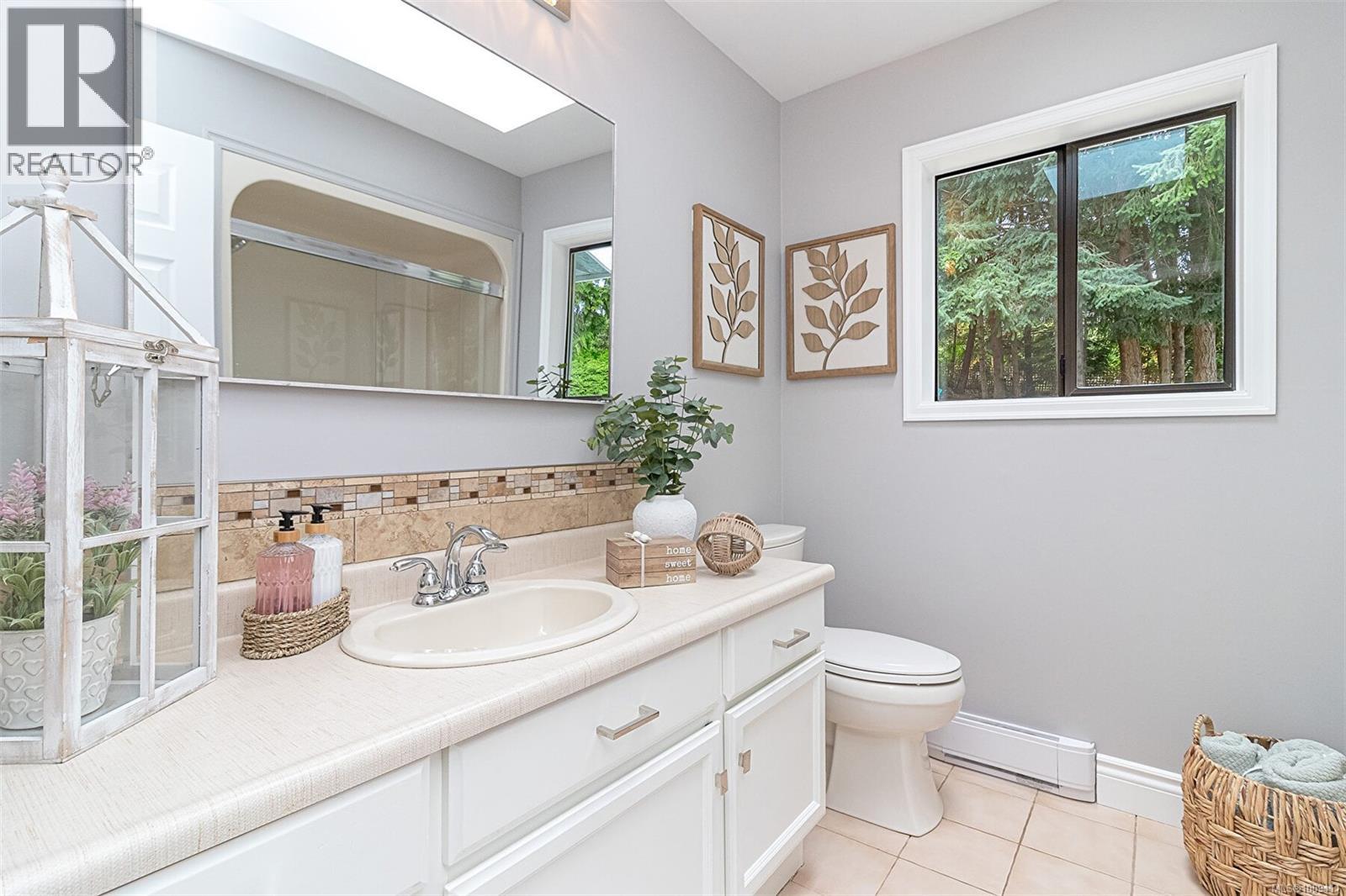 1680 Barrett Dr, North Saanich