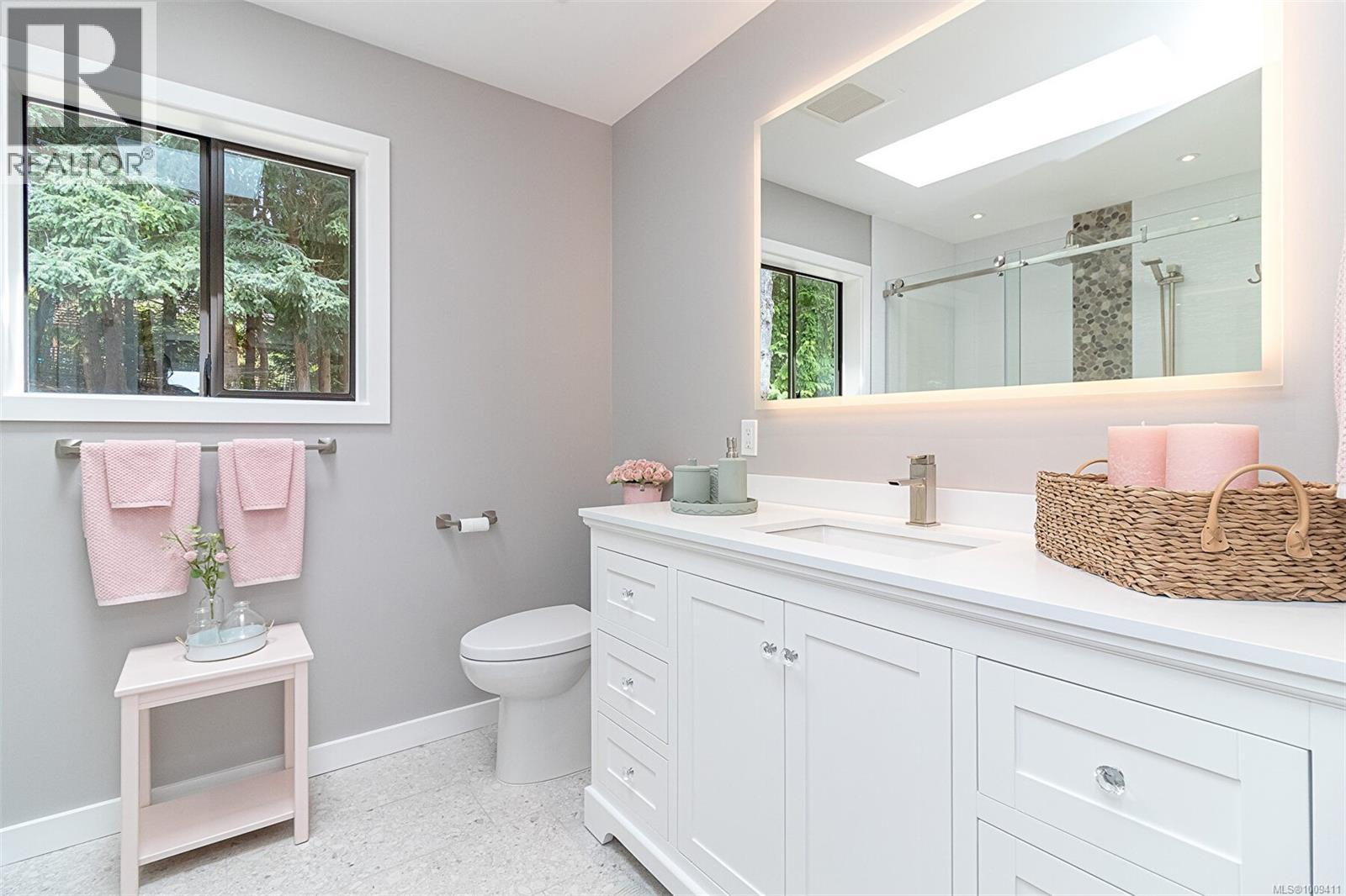 1680 Barrett Dr, North Saanich