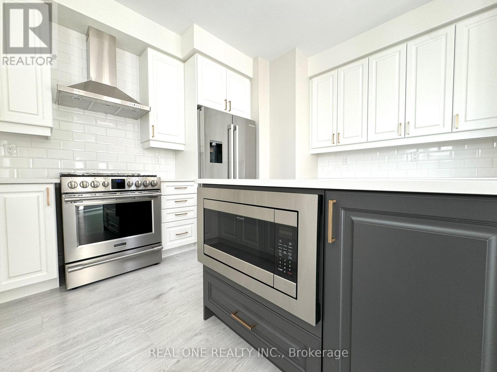 Photo 5 of 318 Coronation Road, Whitby ON