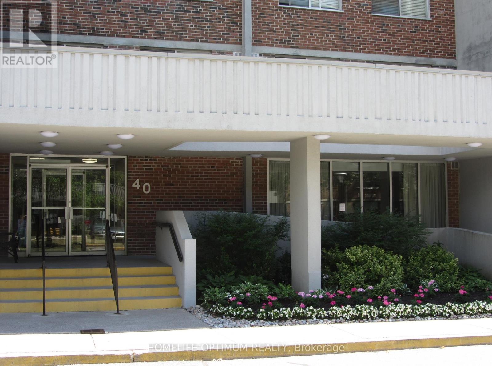 Photo 1 of 910 40 William Roe Boulevard W, Newmarket ON