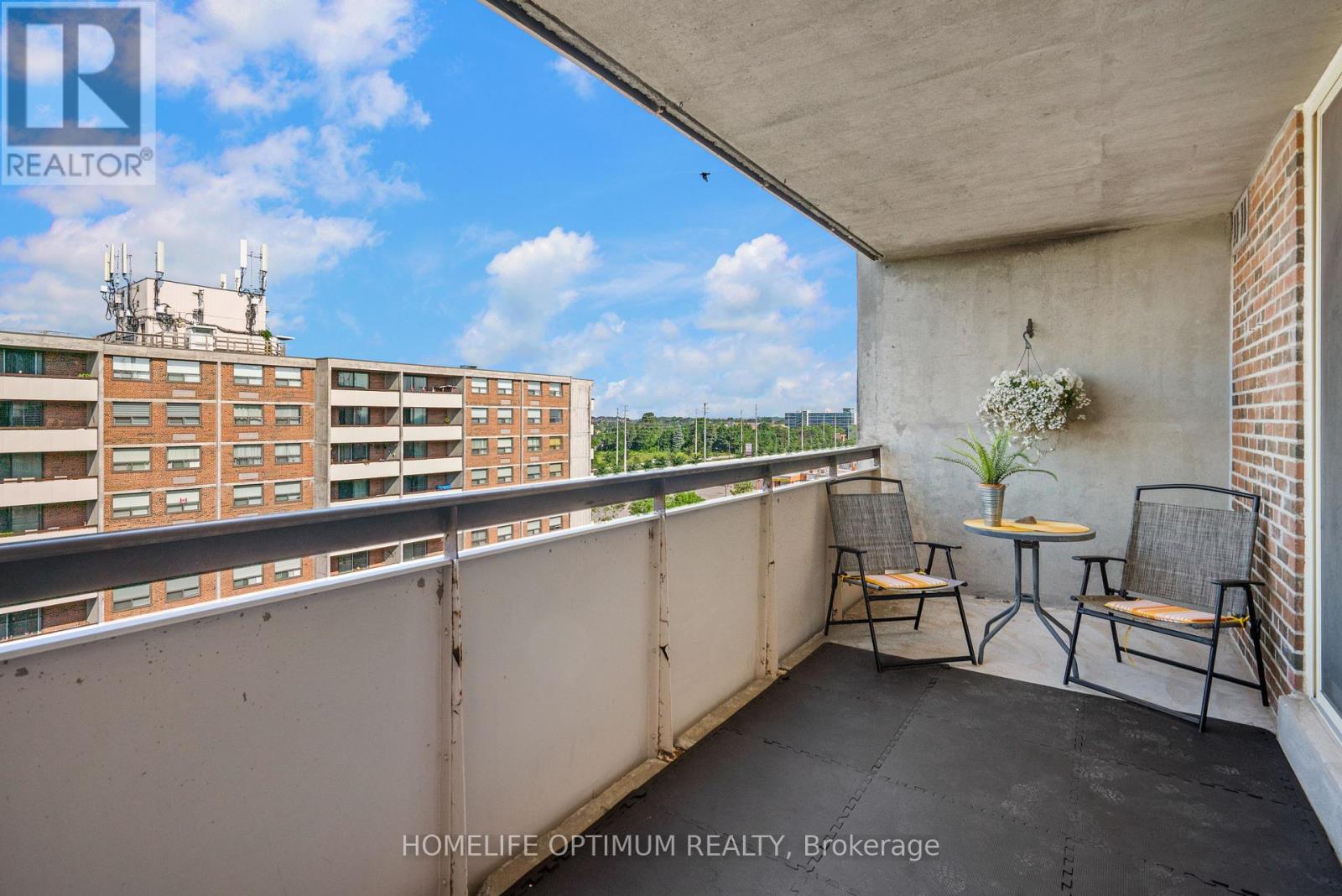 Photo 10 of 910 40 William Roe Boulevard W, Newmarket ON