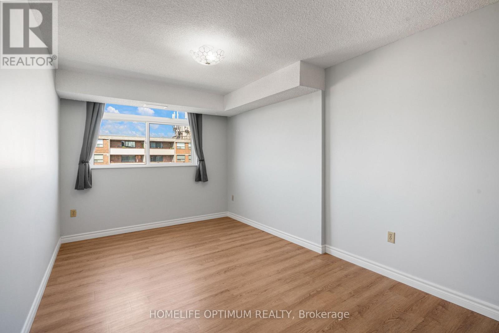 Photo 12 of 910 40 William Roe Boulevard W, Newmarket ON