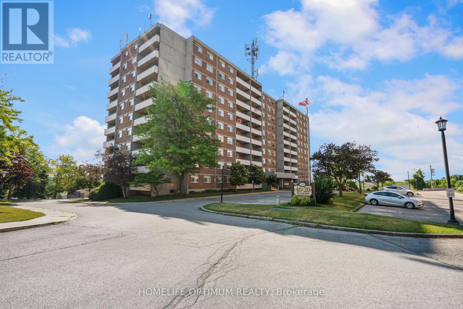 Photo 3 of 910 40 William Roe Boulevard W, Newmarket ON