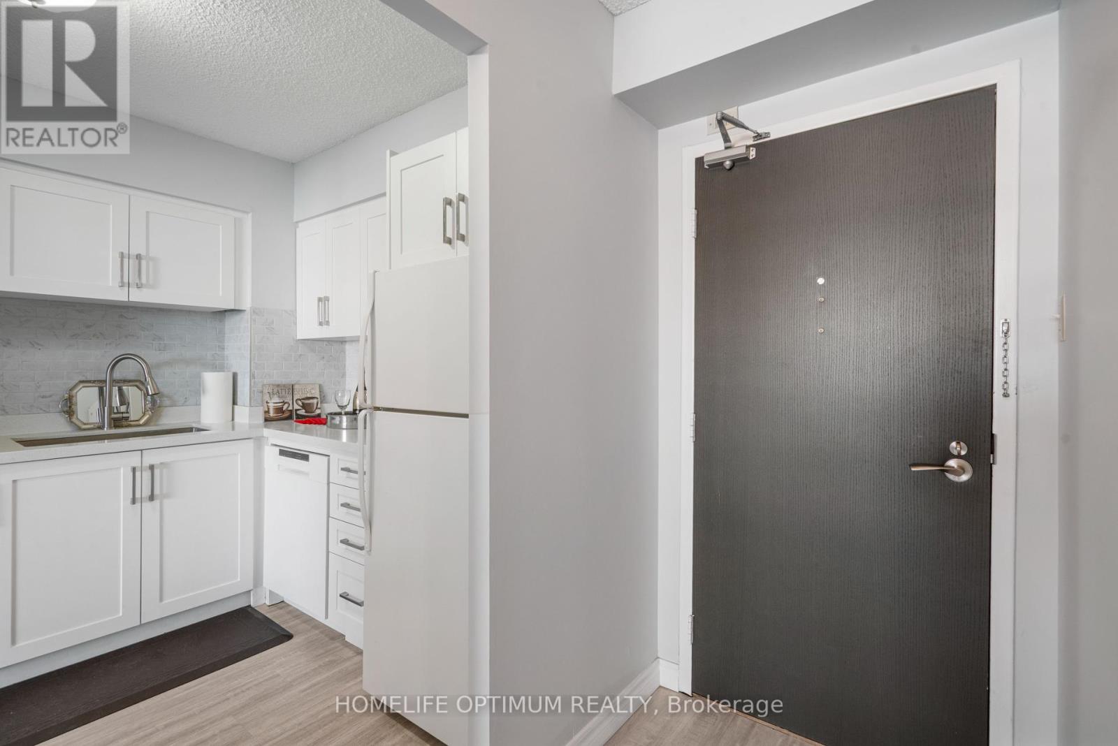 Photo 4 of 910 40 William Roe Boulevard W, Newmarket ON