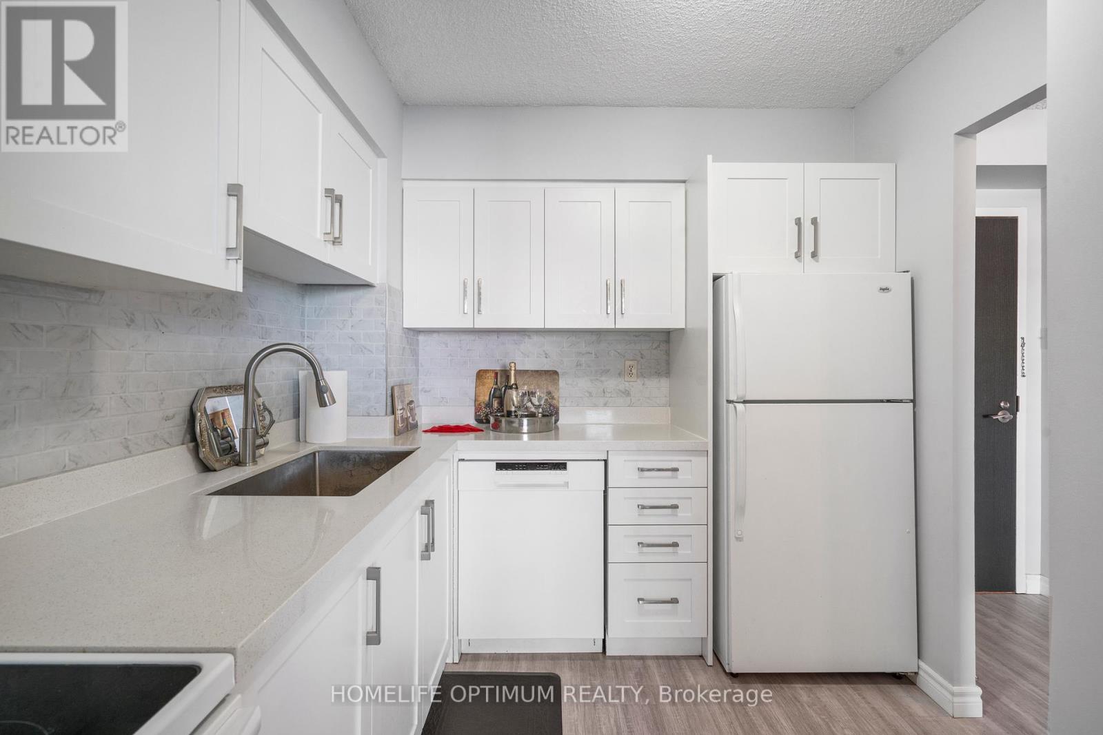 Photo 5 of 910 40 William Roe Boulevard W, Newmarket ON