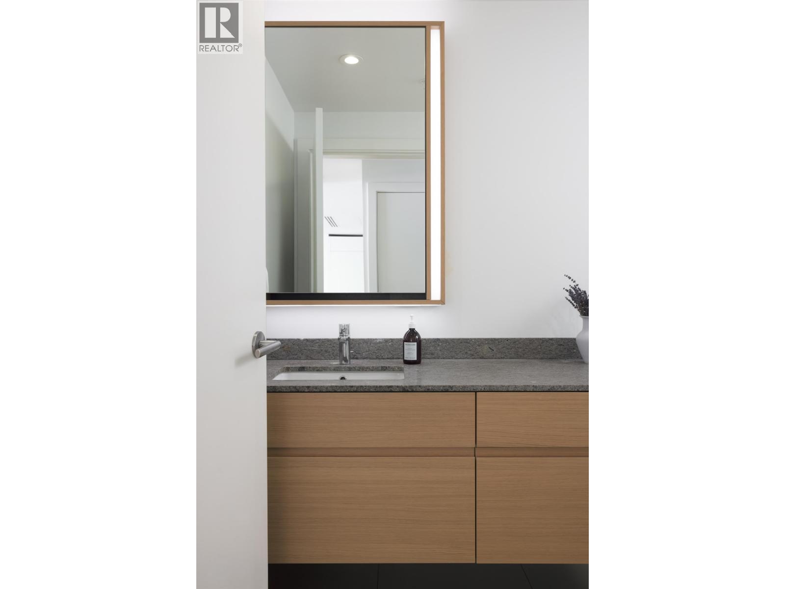 Photo 37 of 1553 W 8th Avenue, Vancouver BC