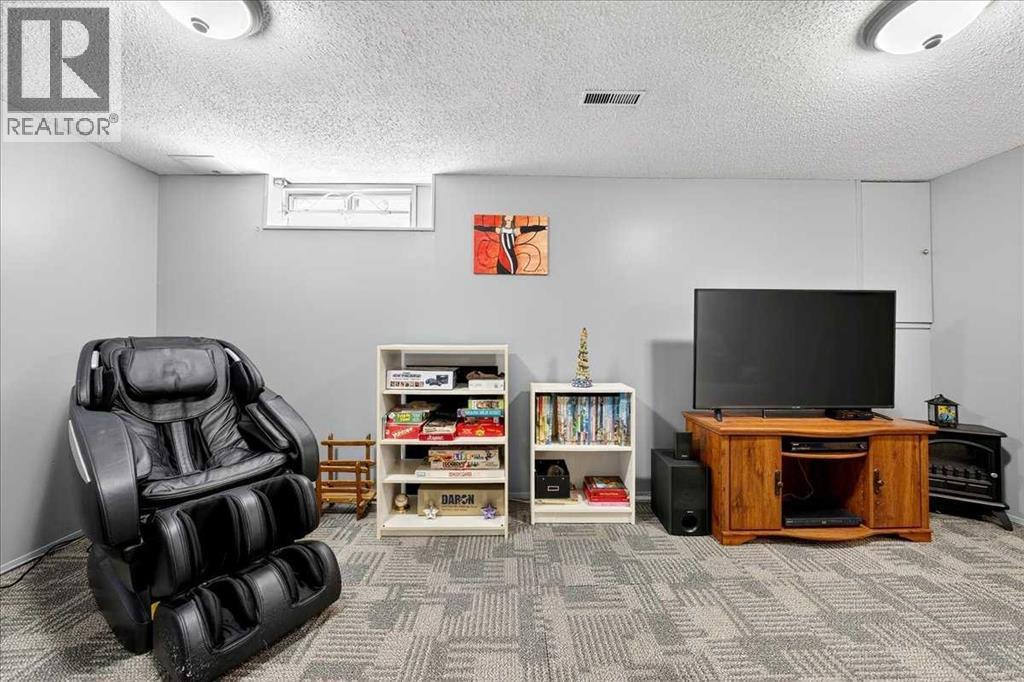 Single Family House for Sale in   Avenue NE Pineridge Calgary 