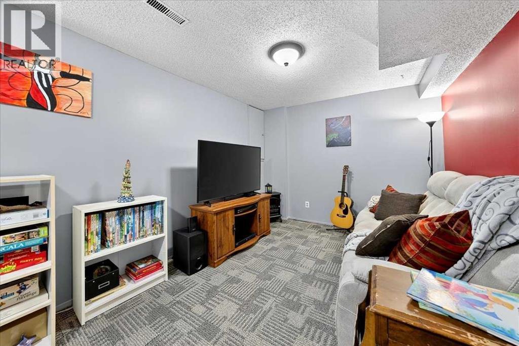 Single Family House for Sale in   Avenue NE Pineridge Calgary 