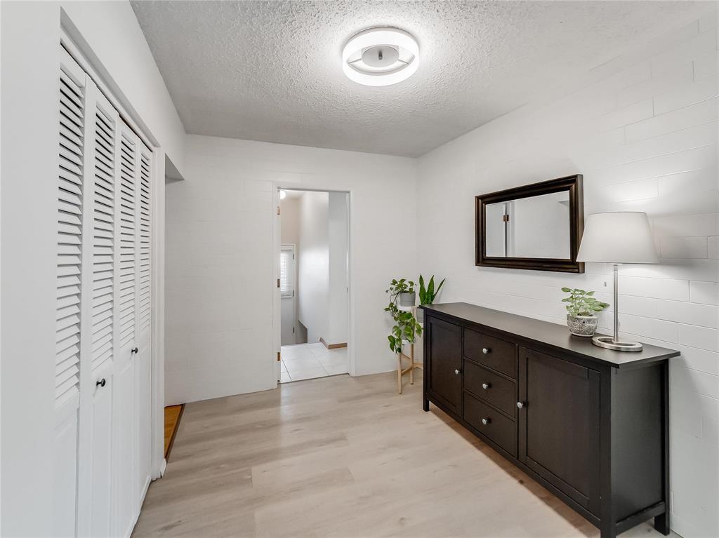Photo 4 of 6 Meadowbrook Road, Winnipeg MB