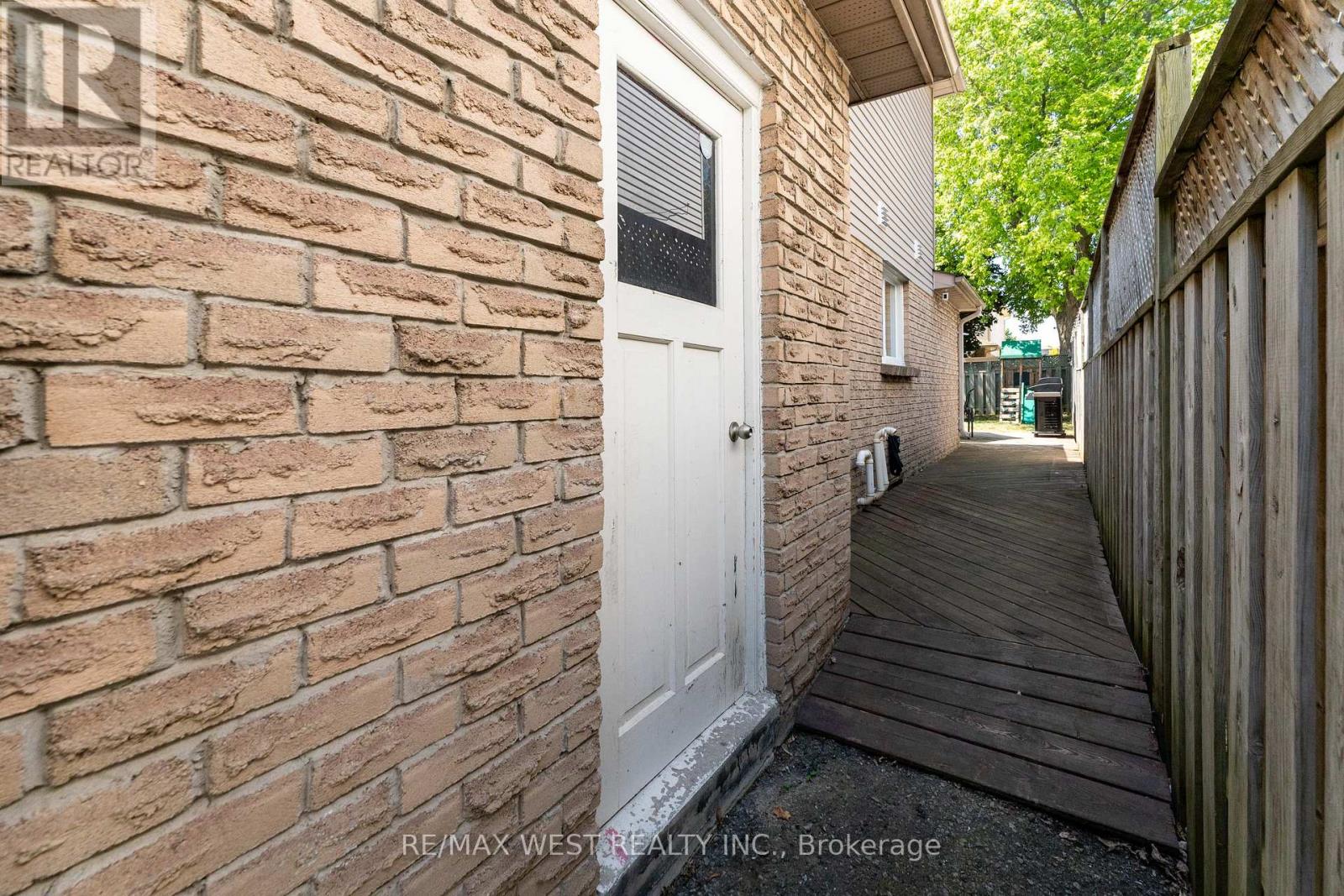 Photo 35 of 172 Lichen Crescent, Oshawa ON