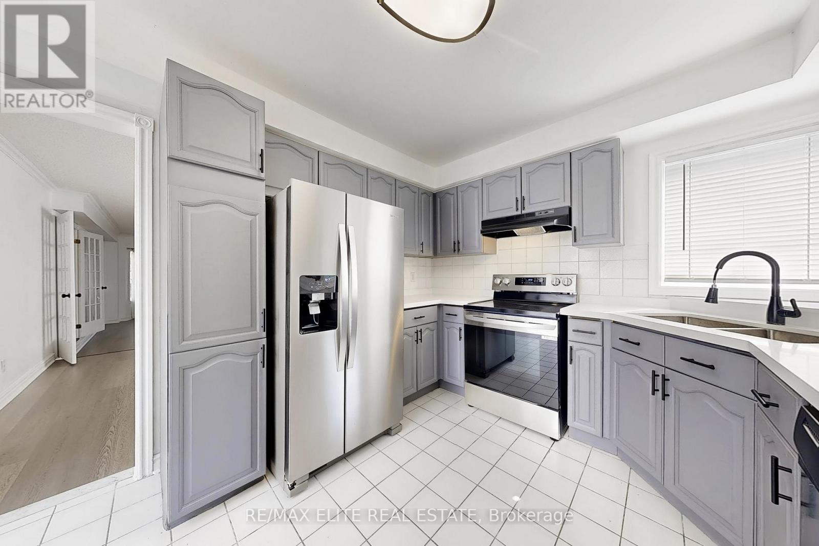Photo 10 of 48 John Button Boulevard, Markham ON