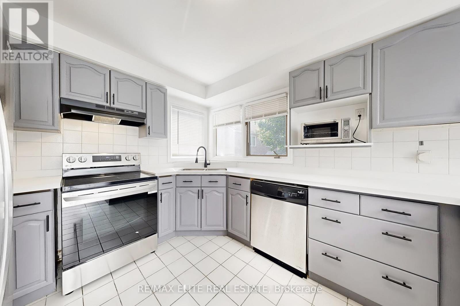 Photo 11 of 48 John Button Boulevard, Markham ON
