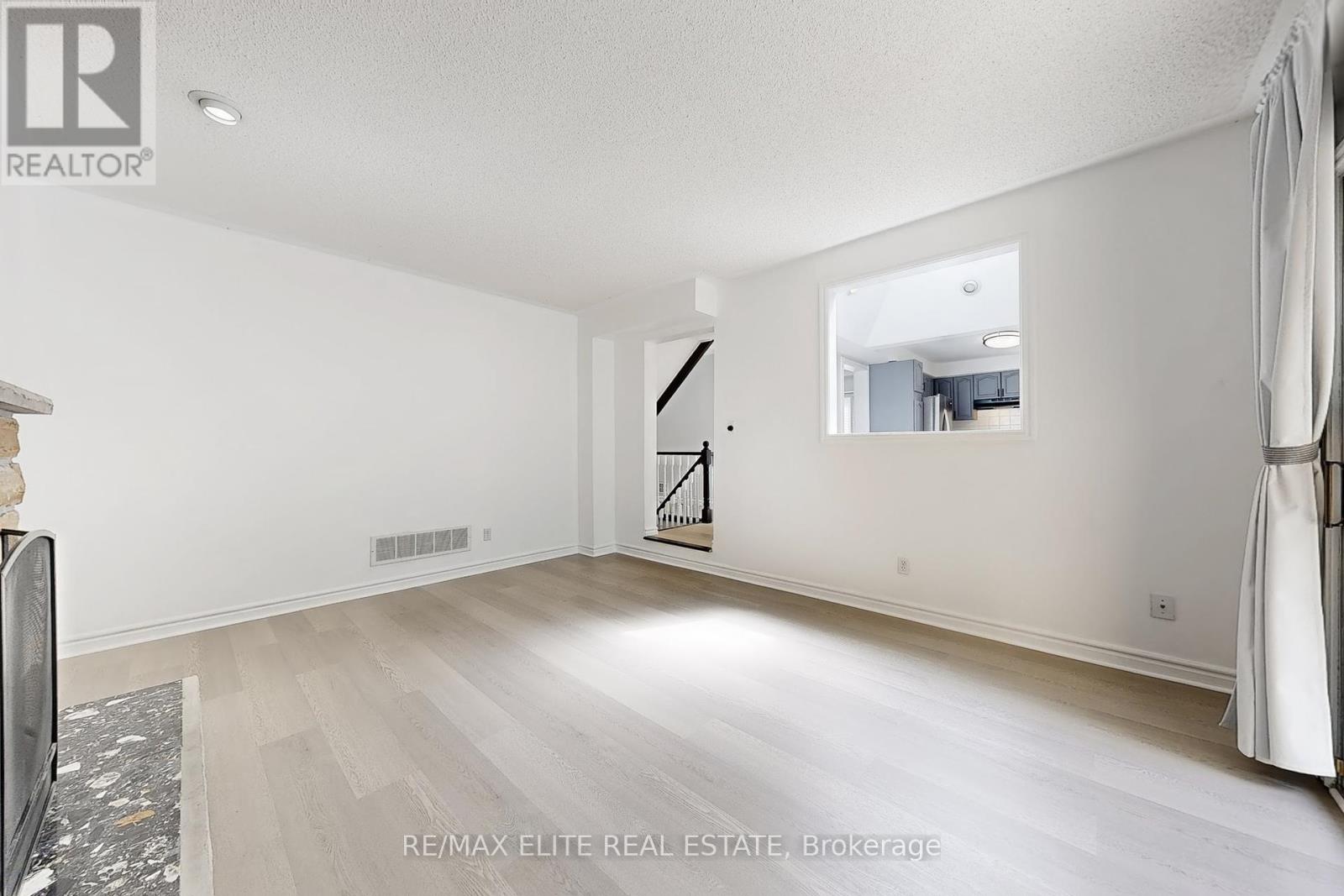 Photo 9 of 48 John Button Boulevard, Markham ON
