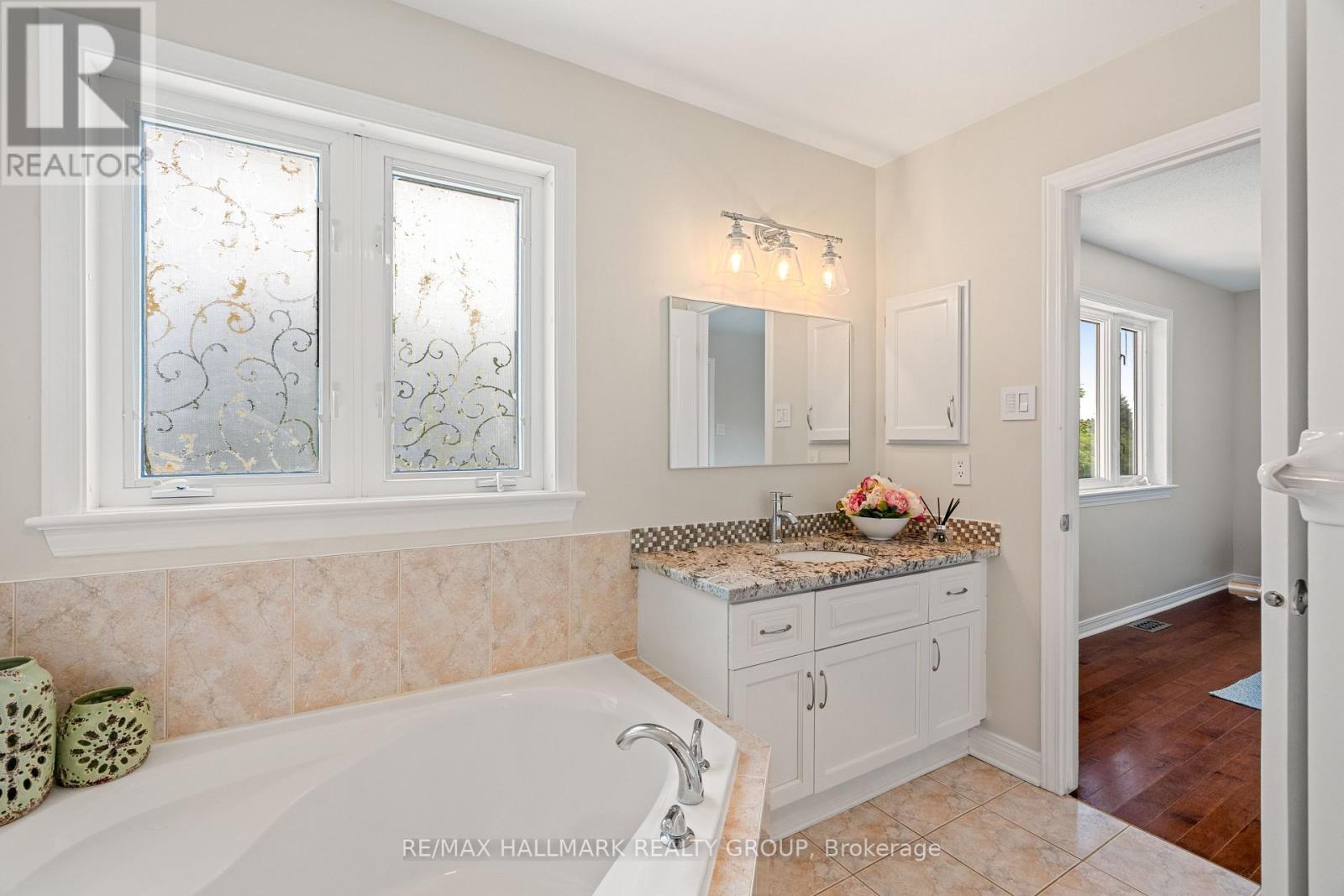Photo 25 of 41 Smoketree Crescent E, Ottawa ON