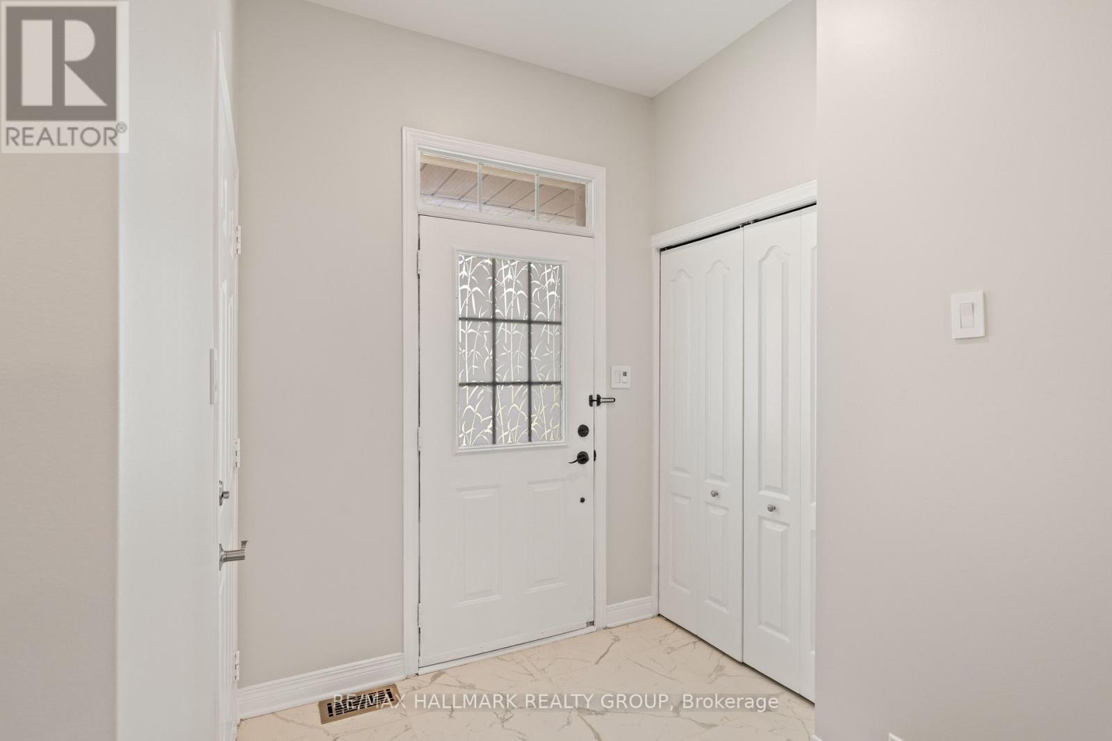 Photo 4 of 41 Smoketree Crescent E, Ottawa ON