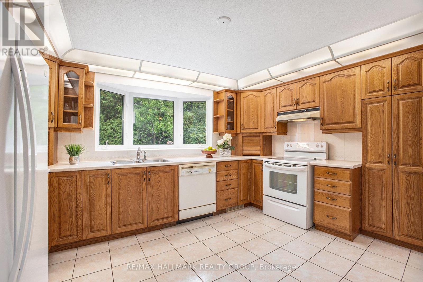 Photo 10 of 618 La Verendrye Drive, Ottawa ON