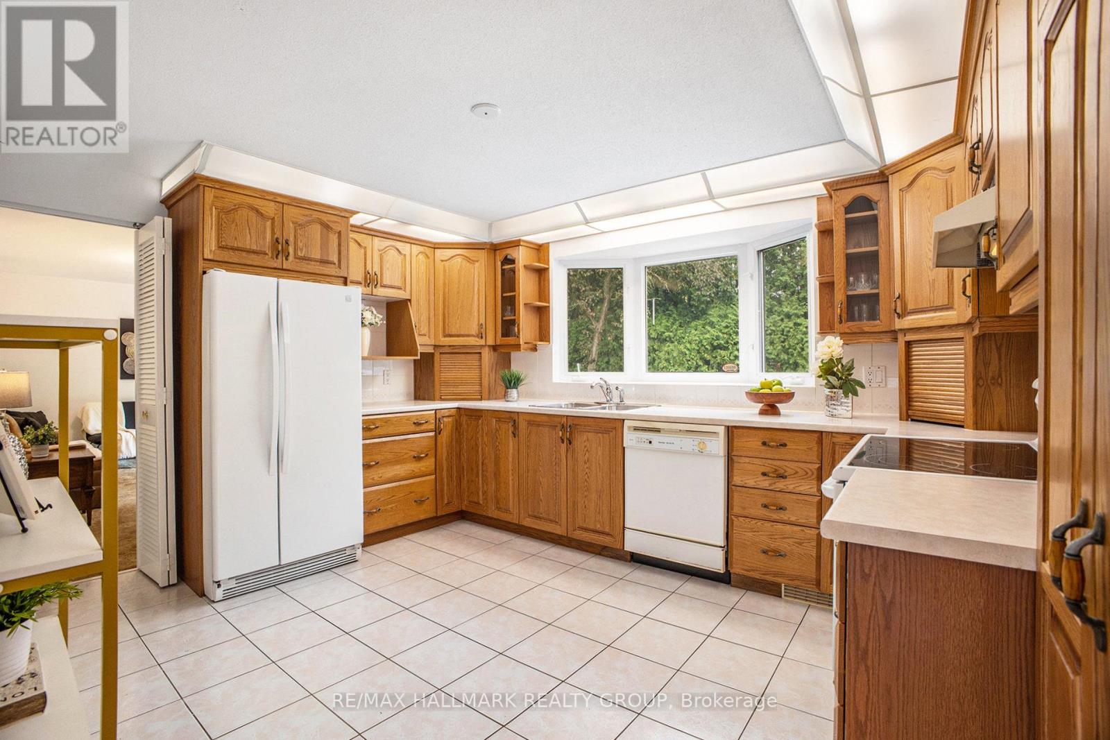 Photo 11 of 618 La Verendrye Drive, Ottawa ON