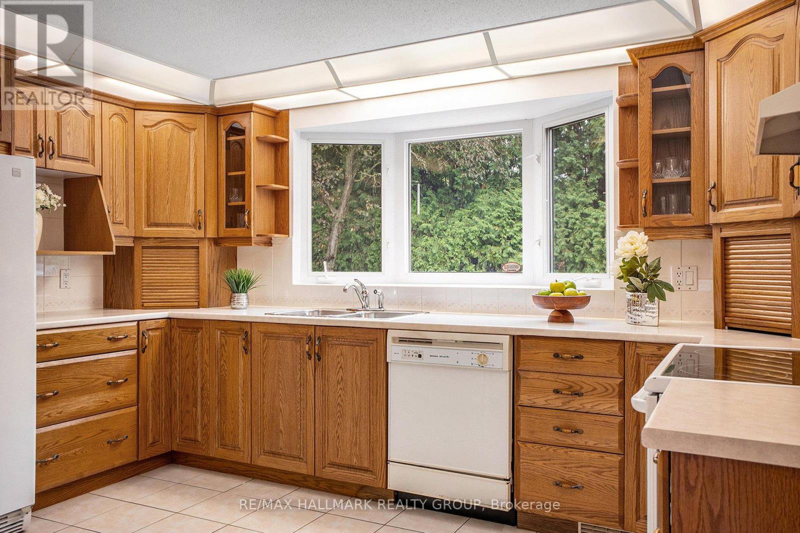 Photo 12 of 618 La Verendrye Drive, Ottawa ON