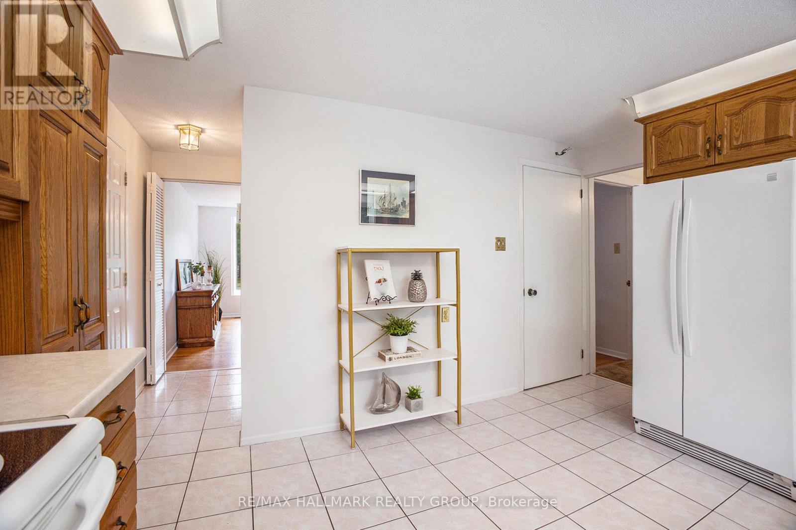 Photo 13 of 618 La Verendrye Drive, Ottawa ON