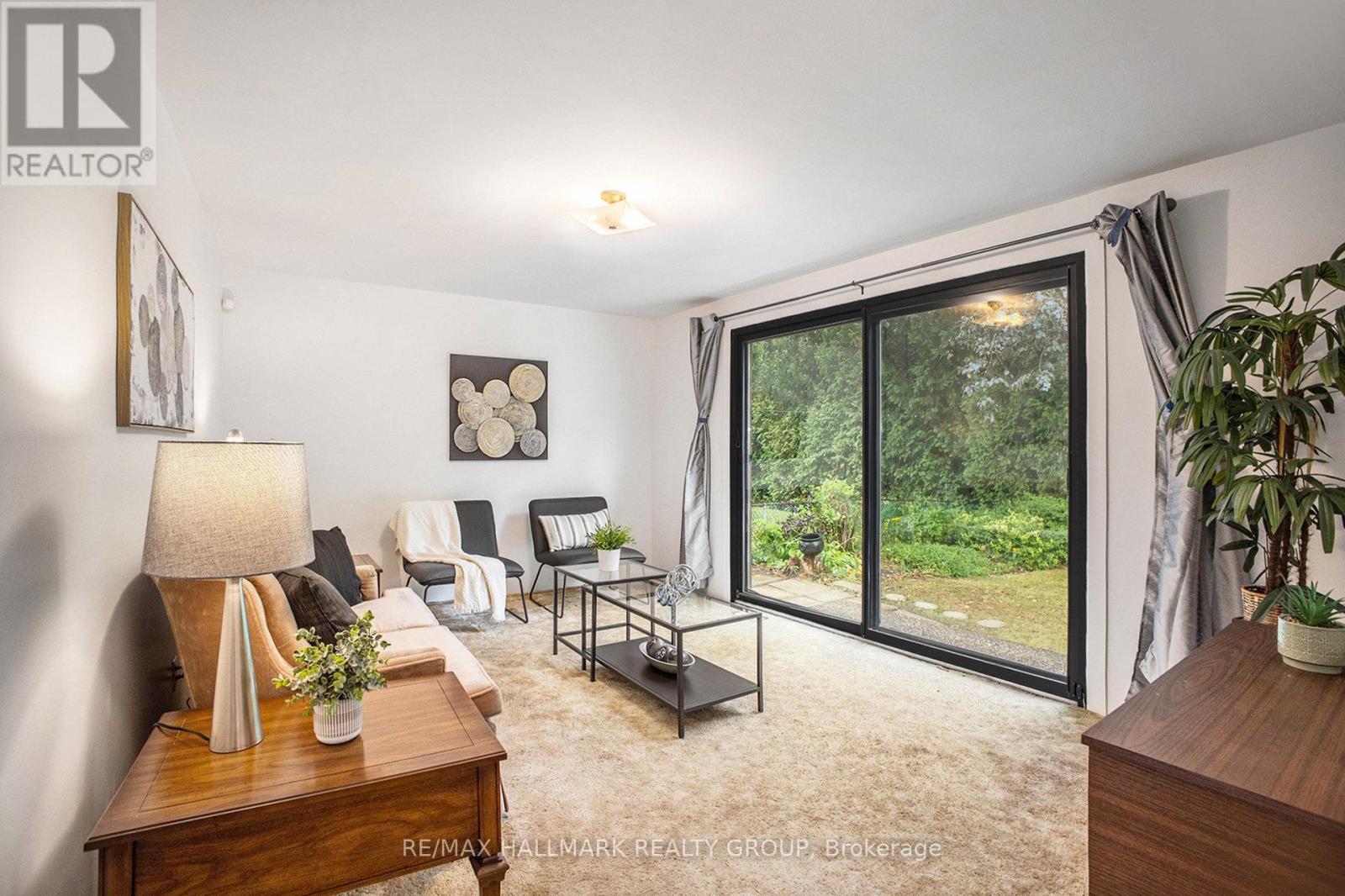 Photo 14 of 618 La Verendrye Drive, Ottawa ON