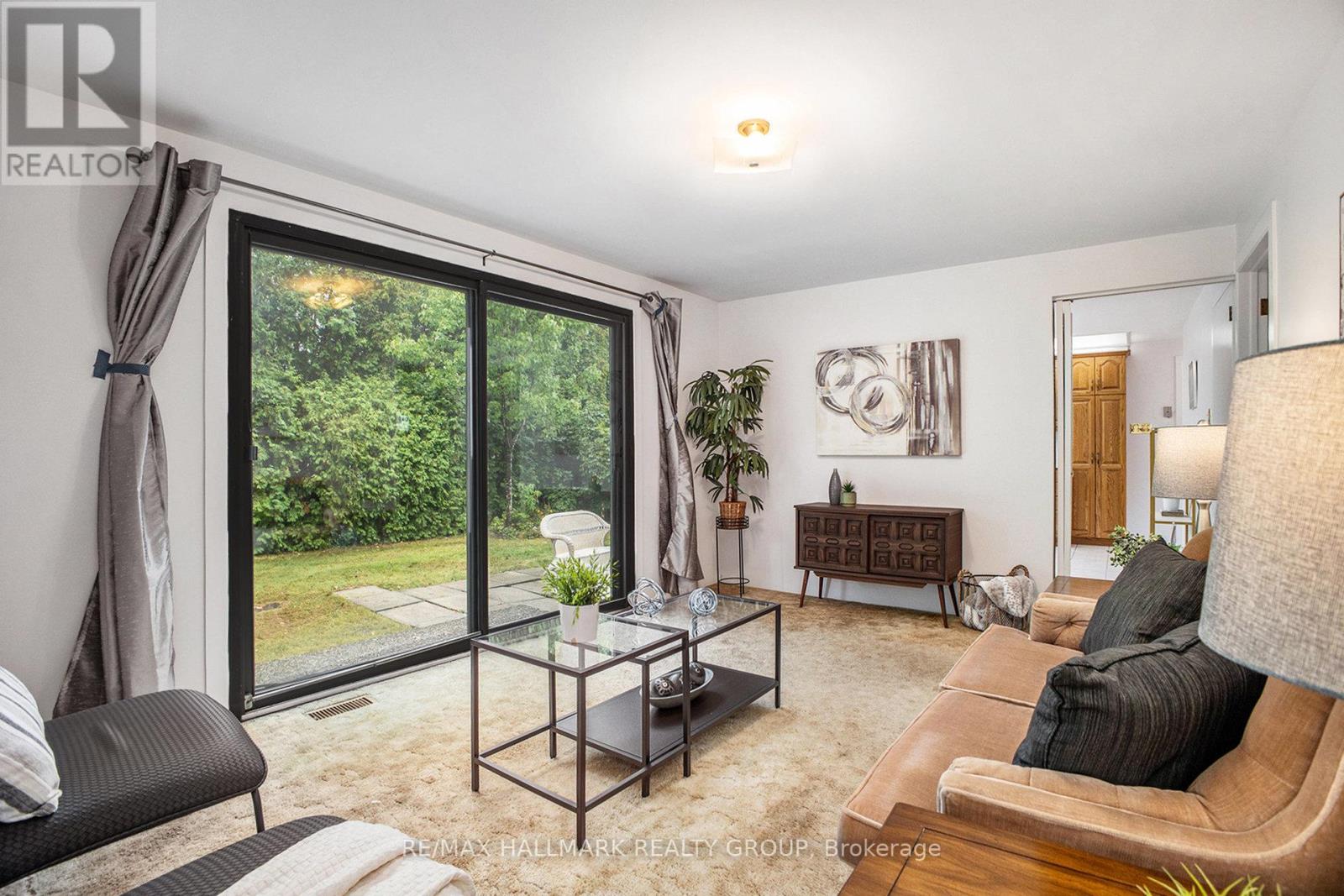 Photo 15 of 618 La Verendrye Drive, Ottawa ON