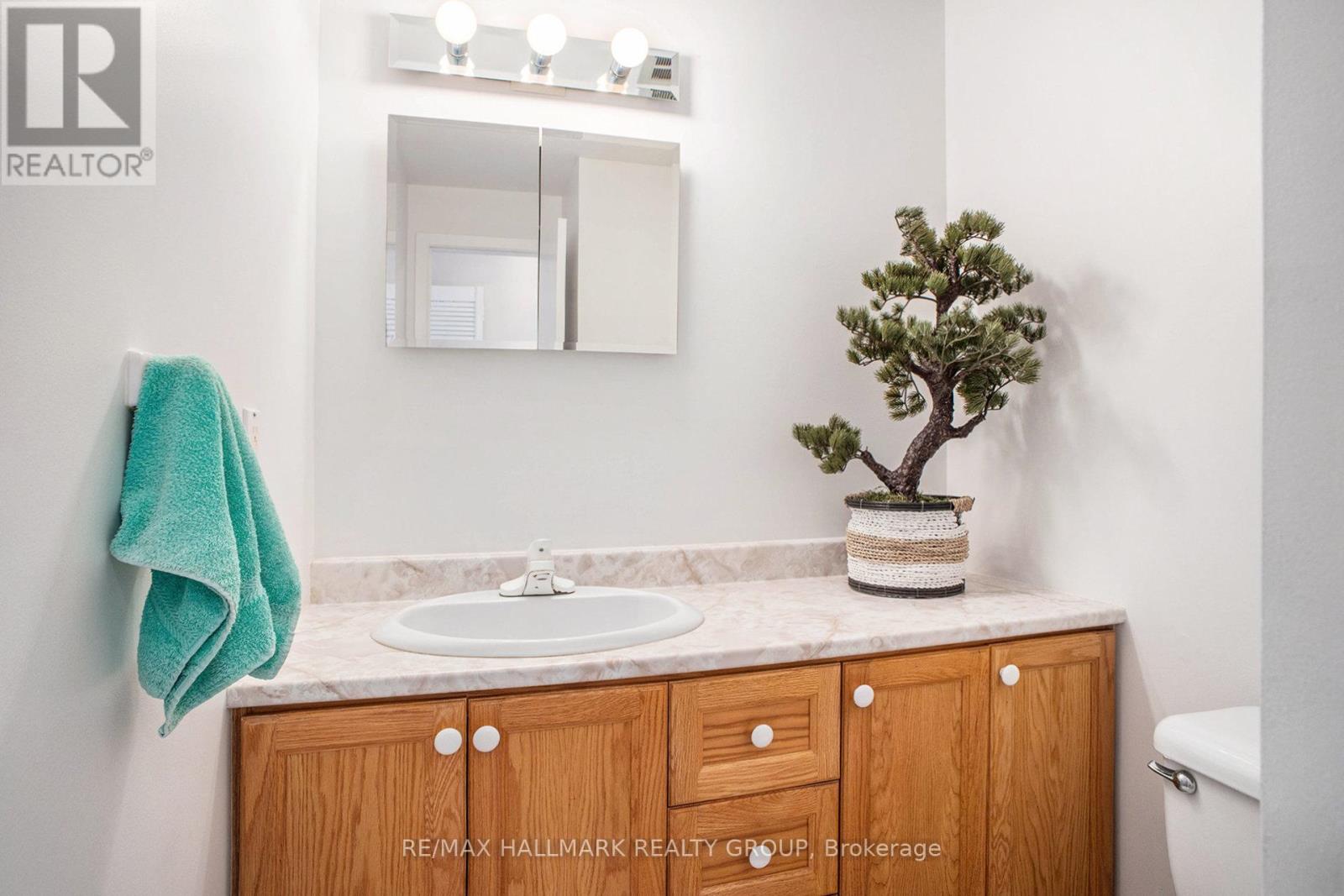 Photo 17 of 618 La Verendrye Drive, Ottawa ON