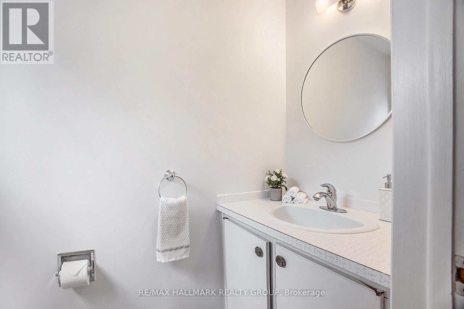 Photo 20 of 618 La Verendrye Drive, Ottawa ON