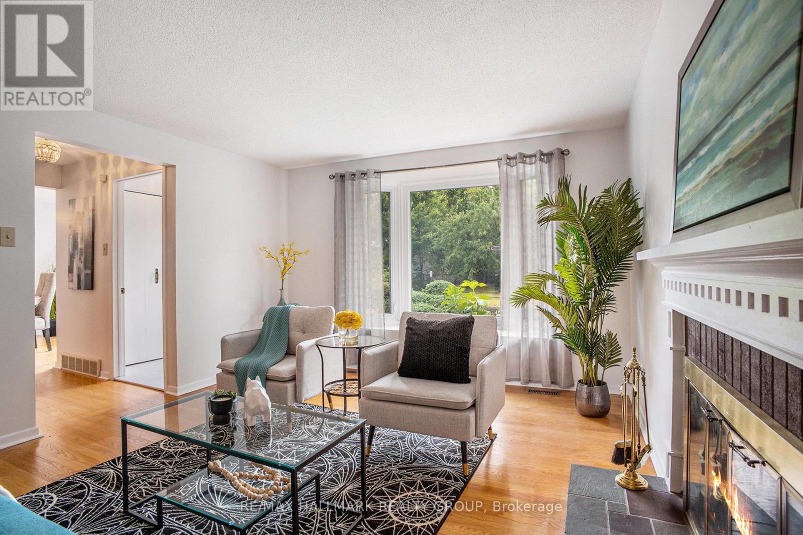 Photo 7 of 618 La Verendrye Drive, Ottawa ON