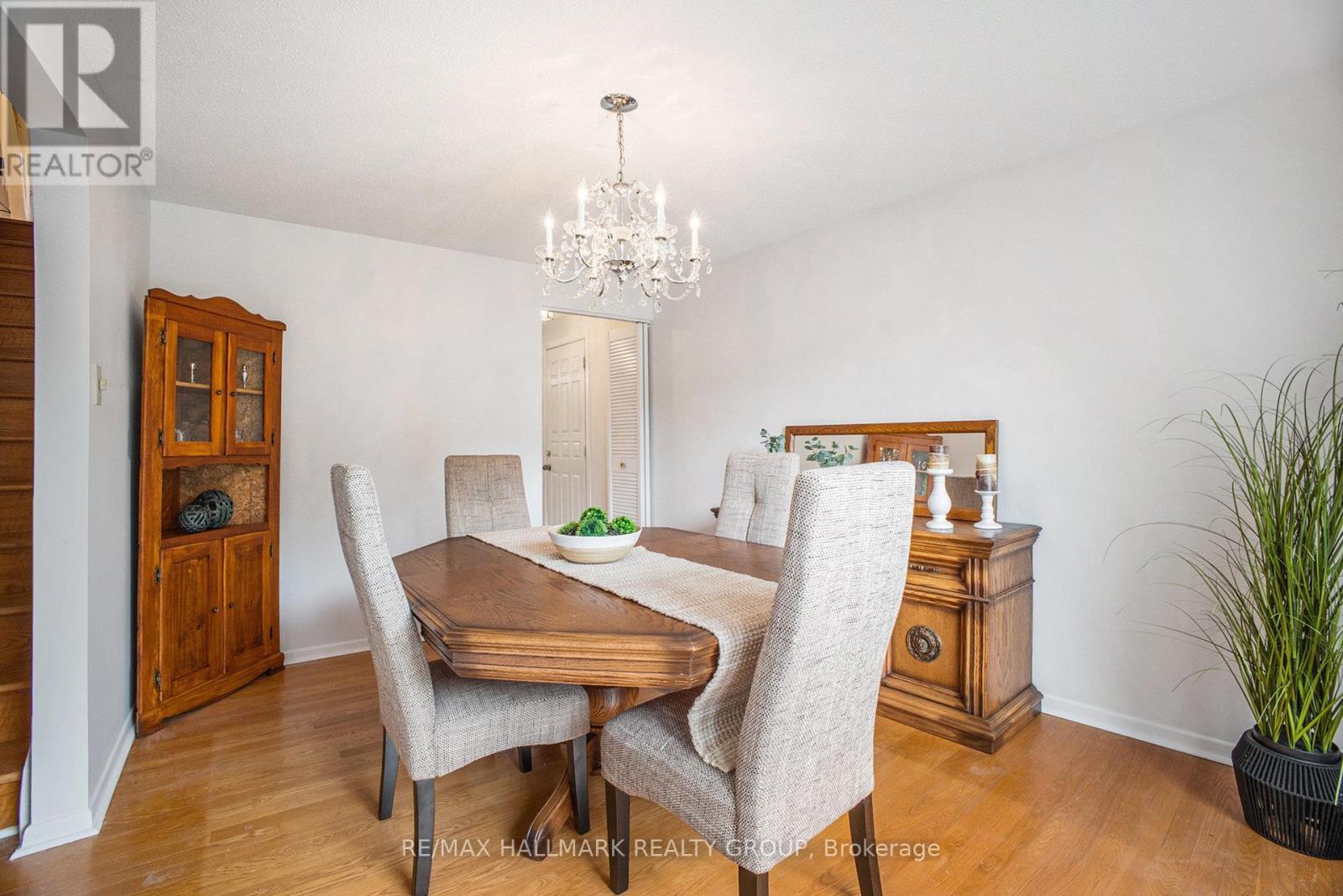 Photo 8 of 618 La Verendrye Drive, Ottawa ON