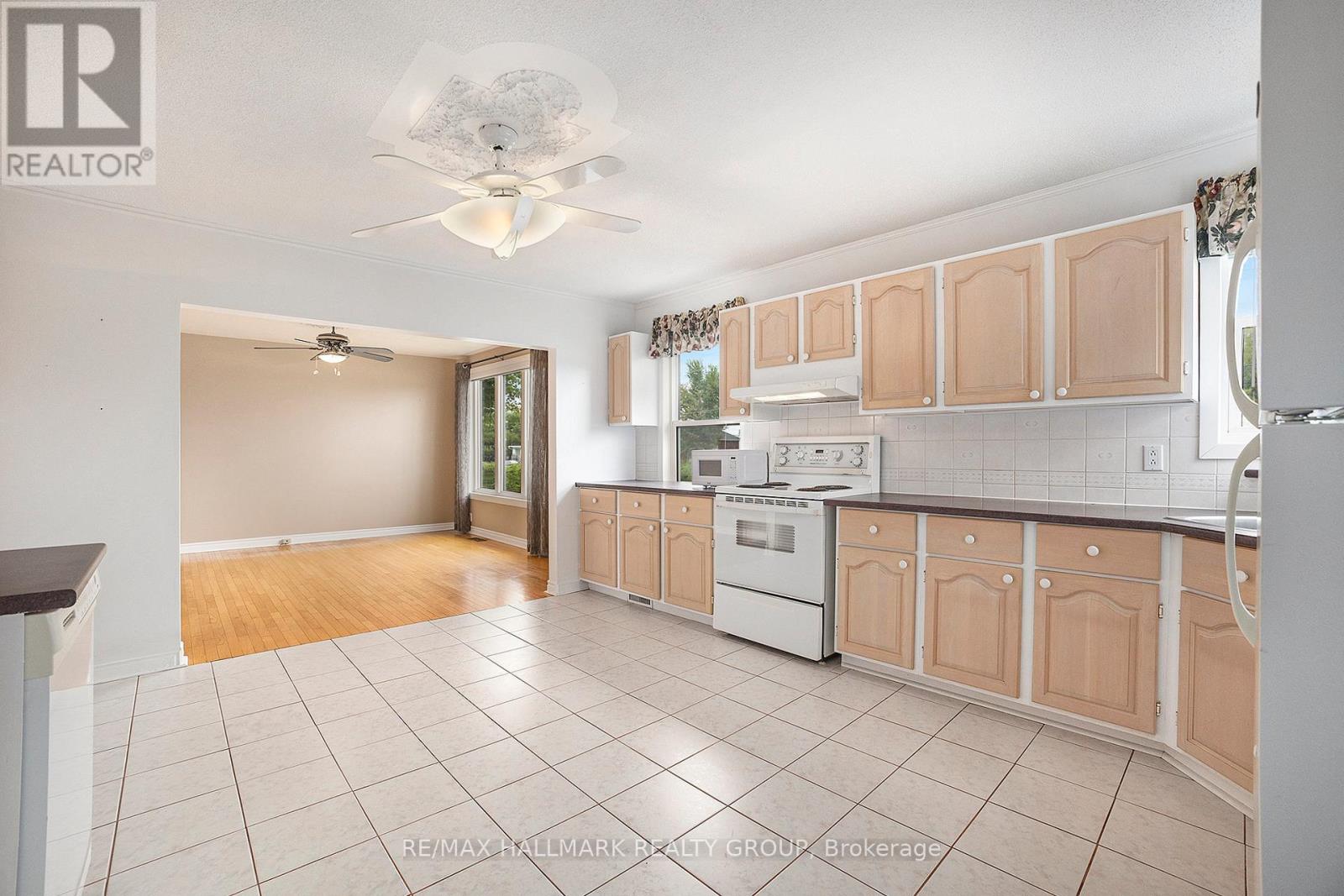 3533 huge eat in kitchen, easy clean tiled floor