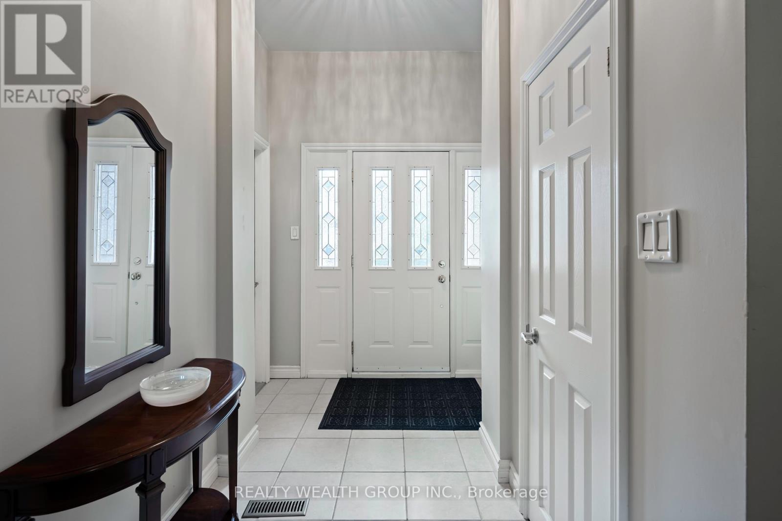 Photo 13 of 86 Alexander Road W, Newmarket ON